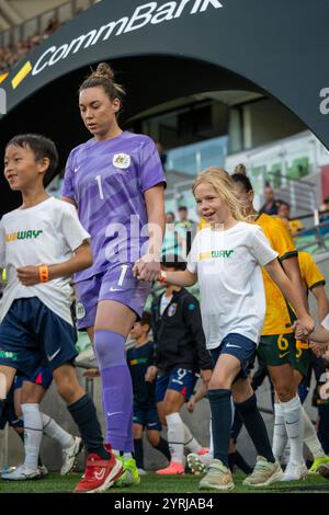 Melbourne, Australia. 4 dicembre 2024. Melbourne, Australia, 4 dicembre 2024: Il portiere Mackenzie Arnold (1 Australia) cammina in campo durante l'amichevole internazionale tra Australia e Taipei cinese all'AAMI Park di Melbourne, Australia. (NOE Llamas/SPP) credito: SPP Sport Press Photo. /Alamy Live News Foto Stock