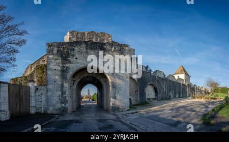 Provins, Francia - 11 30 2024: Veduta del bastione e della porta di San Giovanni della città medievale Foto Stock