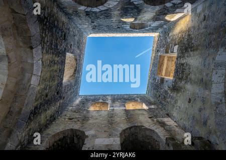 Provins, Francia - 11 30 2024: Veduta del bastione e della porta di San Giovanni della città medievale Foto Stock