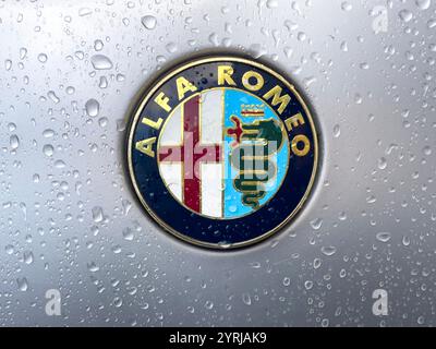 Primo piano di un logo sul cofano dell'auto a1999 Alfa Romeo 166 V6 con goccioline d'acqua Foto Stock