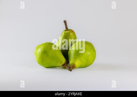 Frutti di pera su sfondo bianco. Primo piano. Foto Stock