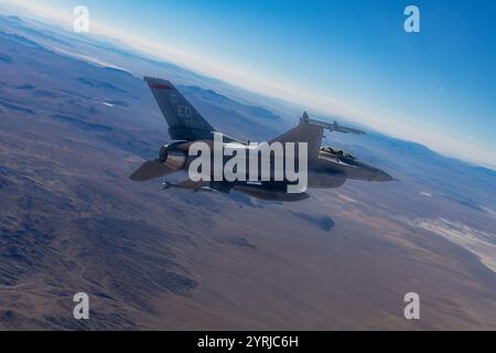 Il maggiore Daniel LaCroix, pilota collaudatore presso la Edwards AFB, conduce un volo di addestramento con inseguimento fotografico sul deserto della California meridionale, il 22 agosto Foto Stock