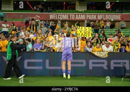 Melbourne, Australia. 4 dicembre 2024. Melbourne, Australia, 4 dicembre 2024: Il portiere Mackenzie Arnold (1 Australia) parla ai tifosi durante l'amichevole internazionale tra Australia e Taipei cinese all'AAMI Park di Melbourne, Australia. (NOE Llamas/SPP) credito: SPP Sport Press Photo. /Alamy Live News Foto Stock