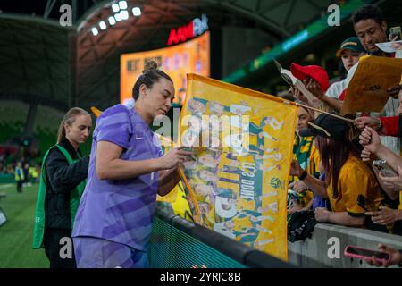 Melbourne, Australia. 4 dicembre 2024. Melbourne, Australia, 4 dicembre 2024: Il portiere Mackenzie Arnold (1 Australia) firma autografi durante l'amichevole internazionale tra Australia e Taipei cinese all'AAMI Park di Melbourne, Australia. (NOE Llamas/SPP) credito: SPP Sport Press Photo. /Alamy Live News Foto Stock