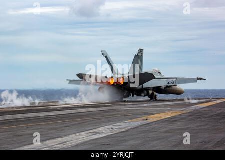 241201-N-GC617-1081 SOUTH CHINA SEA (1 dicembre 2024) un F/A-18E Super Hornet, attaccato allo Strike Fighter Squadron (VFA) 151, viene lanciato dal volo de Foto Stock