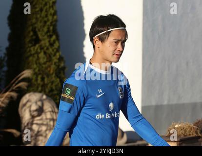 München, Germania, 03. Dezember 2024: Fussball, Herren, 3.Liga, Saison 2024/2025, TSV 1860 München, training, Grünwalder Strasse 114 Soichiro Kozuki (TSV 1860 München) Kopf, Oberkörper auf dem Weg zum Trainingsplatz Foto Stock