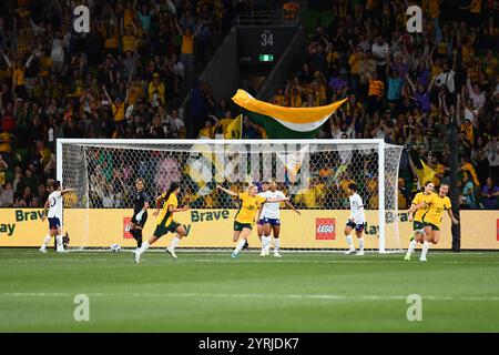 MELBOURNE, AUSTRALIA. 4 dicembre 2024. Nella foto: Remy Siemsen dell'Australia Matildas si allontana dal goal per festeggiare con i suoi compagni di squadra dopo che Bryleeh Henry (all'estrema destra) segna contro il cinese Taipei durante l'amichevole Australia Matildas vs Chinese Taipei International al Melbourne AAMI Park il 4 dicembre 2024. Crediti: Karl Phillipson/Alamy Live News Foto Stock