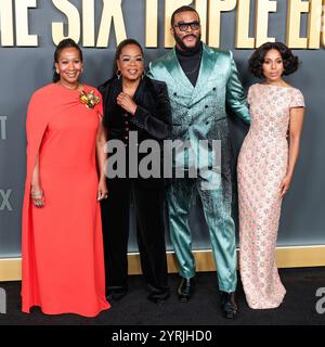 HOLLYWOOD, LOS ANGELES, CALIFORNIA, USA - 3 DICEMBRE: Nicole Avant, Oprah Winfrey, Tyler Perry e Kerry Washington arrivano alla premiere di Los Angeles di "The Six Triple Eight" di Netflix, tenutasi all'Egyptian Theatre Hollywood il 3 dicembre 2024 a Hollywood, Los Angeles, California, Stati Uniti. (Foto di Xavier Collin/Image Press Agency) Foto Stock