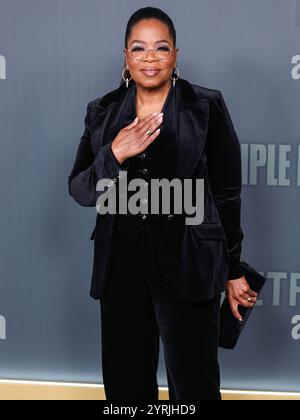 HOLLYWOOD, LOS ANGELES, CALIFORNIA, USA - 3 DICEMBRE: Oprah Winfrey con gli orecchini Nikos Koulis arriva alla premiere di Los Angeles di "The Six Triple Eight" di Netflix, tenutasi all'Egyptian Theatre Hollywood il 3 dicembre 2024 a Hollywood, Los Angeles, California, Stati Uniti. (Foto di Xavier Collin/Image Press Agency) Foto Stock