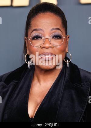 HOLLYWOOD, LOS ANGELES, CALIFORNIA, USA - 3 DICEMBRE: Oprah Winfrey con gli orecchini Nikos Koulis arriva alla premiere di Los Angeles di "The Six Triple Eight" di Netflix, tenutasi all'Egyptian Theatre Hollywood il 3 dicembre 2024 a Hollywood, Los Angeles, California, Stati Uniti. (Foto di Xavier Collin/Image Press Agency) Foto Stock