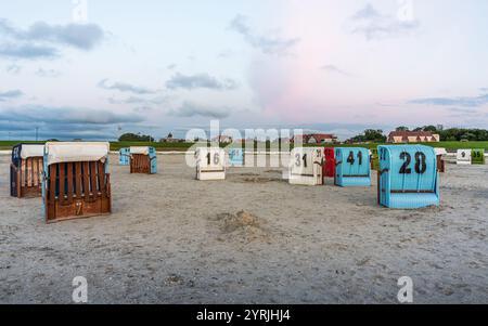 Spiaggia sabbiosa con sdraio in vimini a Neuharlingersiel, Frisia orientale, Mare del Nord, bassa Sassonia, Germania Foto Stock