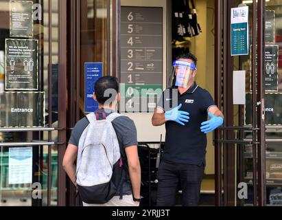 Precauzioni extra prese come negozi sono riaperti, come le misure di blocco sono facilitate, a Londra, durante l'epidemia di Corona virus. 15 giugno 2020 Foto Stock