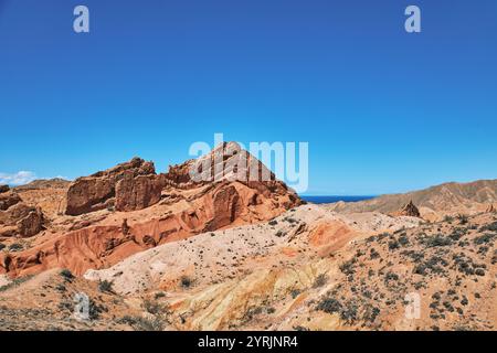 Pittoresco Skazka Canyon sulla riva meridionale del lago Issyk-Kul, Kirghizistan. Destinazione di viaggio, punto di riferimento Kirgiziya. Canyon da favola estivo con co Foto Stock