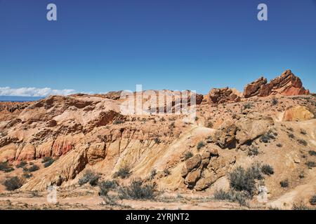 Pittoresco Skazka Canyon sulla riva meridionale del lago Issyk-Kul, Kirghizistan. Destinazione di viaggio, punto di riferimento Kirgiziya. Canyon da favola estivo con co Foto Stock