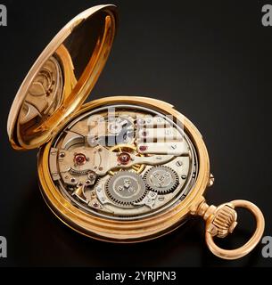 Orologio da tasca vintage isolato sul nero. Foto Stock