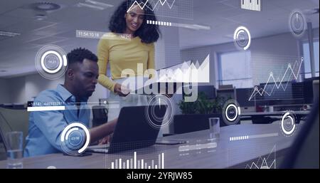 Immagine dell'analisi dei dati aziendali su diversi colleghi che collaborano in un ufficio moderno Foto Stock