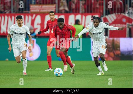 Monaco, Germania. 3 dicembre 2024. Alphonso DAVIES, FCB 19 competono per il pallone, tackle, duello, colpo di testa, zweikampf, azione, lotta contro Jeremie FRIMPONG, LEV 30 Exequiel PALACIOS, Lev 25 nella partita DFB-Pokal FC BAYERN MUENCHEN - BAYER 04 LEVERKUSEN 0-1 della Coppa di calcio tedesca il 3 dicembre 2024 a Monaco, Germania. Stagione 2024/2025 fotografo: ddp Images/STAR-Images - LE NORMATIVE DFB VIETANO L'USO DI FOTOGRAFIE come SEQUENZE DI IMMAGINI e/o QUASI-VIDEO - crediti: ddp media GmbH/Alamy Live News Foto Stock