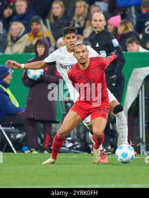 Monaco, Germania. 3 dicembre 2024. Leroy sane, FCB 10 competono per la palla, tackle, duello, header, zweikampf, azione, lotta contro Exequiel PALACIOS, Lev 25 nella partita DFB-Pokal FC BAYERN MUENCHEN - BAYER 04 LEVERKUSEN 0-1 della Coppa di calcio tedesca il 3 dicembre 2024 a Monaco, Germania. Stagione 2024/2025 fotografo: ddp Images/STAR-Images - LE NORMATIVE DFB VIETANO L'USO DI FOTOGRAFIE come SEQUENZE DI IMMAGINI e/o QUASI-VIDEO - crediti: ddp media GmbH/Alamy Live News Foto Stock