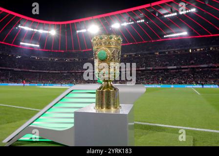 Monaco di Baviera, Germania. 3 dicembre 2024. Firo : 03.12.2024, calcio, Coppa DFB, stagione 2024/2025, turno 16, FC Bayern Monaco - Bayer 04 Leverkusen 0:1, depositante, generale, caratteristica, Coppa, trofeo, Coppa DFB, credito: dpa/Alamy Live News Foto Stock