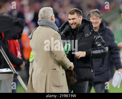 Monaco di Baviera, Germania. 3 dicembre 2024. Firo : 03.12.2024, calcio, calcio, DFB Pokal, stagione 2024/2025, 16 round, FC Bayern Monaco - Bayer 04 Leverkusen 0:1, Bastian Schweinstein iger, Patrick Helmes, mezza figura, in conversazione, credito: dpa/Alamy Live News Foto Stock