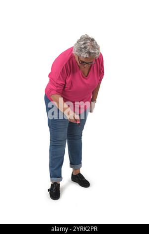 vista frontale di una donna accovacciata che disegna con un pennarello su sfondo bianco Foto Stock