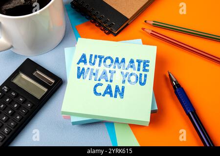 Automatizzate tutto ciò che potete. Blocco note con testo sul tavolo dell'ufficio. Foto Stock