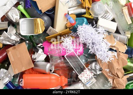 spazzatura, gruppo di contenitori di plastica in vetro, lattine e carta su sfondo bianco Foto Stock