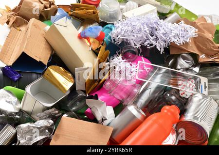 spazzatura, primo piano di un gruppo di contenitori di plastica di vetro, lattine e carta su sfondo bianco Foto Stock