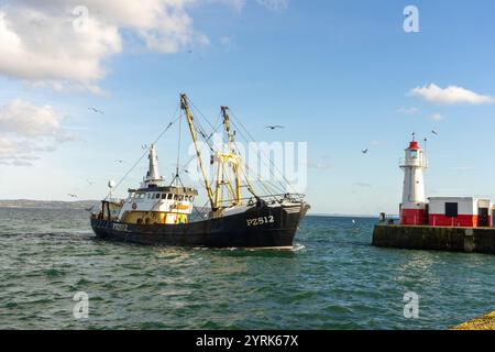 Barca da pesca che ritorna al porto di Newlyn Penzance Cornwall UK Foto Stock