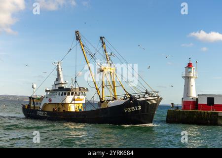 Barca da pesca che ritorna al porto di Newlyn Penzance Cornwall UK Foto Stock