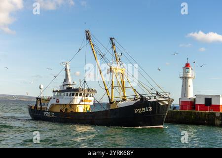 Barca da pesca che ritorna al porto di Newlyn Penzance Cornwall UK Foto Stock