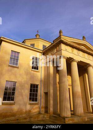 Pillars and Entrance, Maitland Robison Library, Downing College, University of Cambridge, Cambridge, Cambridgeshire, Inghilterra, Regno Unito, Gran Bretagna. Foto Stock
