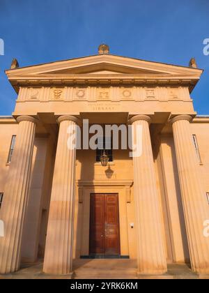 Pillars and Entrance, Maitland Robison Library, Downing College, University of Cambridge, Cambridge, Cambridgeshire, Inghilterra, Regno Unito, Gran Bretagna. Foto Stock