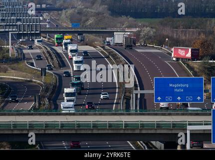 Schkeuditz, Germania. 26 novembre 2024. I veicoli passano attraverso lo svincolo di Schkeuditzer Kreuz sulla A14 all'aeroporto di Lipsia/Halle. Il raccordo autostradale con le autostrade A9 e A14 nella conurbazione di Lipsia Halle è un importante centro di traffico e logistica. Crediti: Hendrik Schmidt/dpa/Alamy Live News Foto Stock