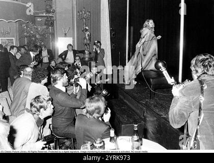 Attrice Anita Ekberg 1978. (1931-2015) nella foto quando in Svezia per una rara occazione i fotografi della stampa lavorano sodo per ottenere una buona foto di lei sul palco. Anita Ekberg è diventata prominente nel suo ruolo iconico come Sylvia nel film di Federico Fellini la Dolce vita (1960). Foto Stock