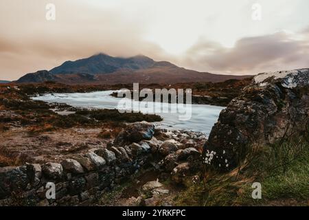 Un bel fiume e una montagna sull'isola di Skye Foto Stock