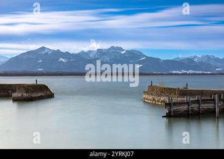 Ingresso al porto di Chieming presso il lago Chiemsee, Baviera, Germania Foto Stock