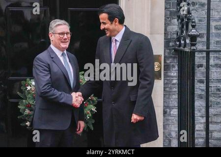 Londra, Regno Unito. 4 dicembre 2024 il primo ministro Keir Starmer ospita l'emiro del Qatar Sheikh Tamim bin Hamad al Thani a Downing Street per colloqui bilaterali mentre l'emiro conclude la sua visita di stato di 2 giorni nel Regno Unito. Lo stato del Golfo ha confermato un programma di investimenti di 1 miliardo di sterline tra Gran Bretagna e Qatar..Credit.Amer Ghazzal/Alamy Live News Foto Stock