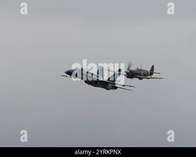 La Royal Canadian Air Force CF-188A Hornet e un Supermarine Spitfire in formazione volano Foto Stock