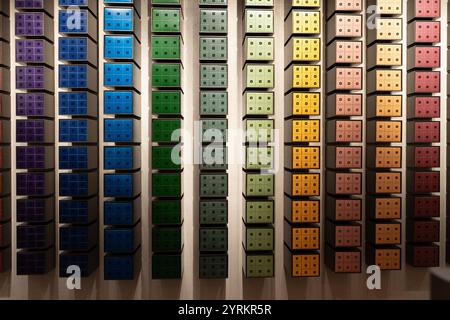 KUALA LUMPUR, MALESIA - 9 NOVEMBRE 2023: Capsule wall presso il negozio Nespresso di Mid Valley Megamall. Nespresso è un marchio che produce bevande a servizio singolo Foto Stock