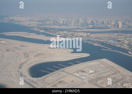 DUBAI, Emirati Arabi Uniti - 21 FEBBRAIO 2019: Vista aerea di Dubai durante il giorno. Foto Stock