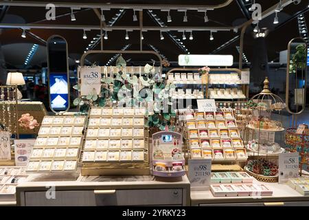 KUALA LUMPUR, MALESIA - 15 NOVEMBRE 2023: Gioielleria in mostra presso il negozio pop-up Borneo Pearls all'aeroporto internazionale di Kuala Lumpur. Foto Stock