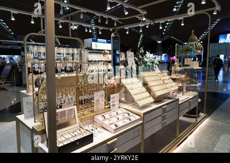 KUALA LUMPUR, MALESIA - 15 NOVEMBRE 2023: Gioielleria in mostra presso il negozio pop-up Borneo Pearls all'aeroporto internazionale di Kuala Lumpur. Foto Stock