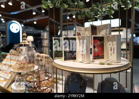 KUALA LUMPUR, MALESIA - 15 NOVEMBRE 2023: Gioielleria in mostra presso il negozio pop-up Borneo Pearls all'aeroporto internazionale di Kuala Lumpur. Foto Stock