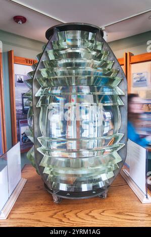 Una grande lente fresnel da un faro presso il museo del parco statale a coda di ponte a Jamestown, Rhode Island. Foto Stock