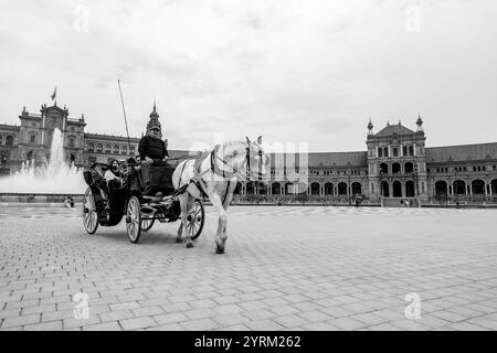 Siviglia, Spagna - 24 febbraio 2022: Carrozze turistiche intorno a Plaza de Espana, una piazza nel Parque de Maria Luisa a Siviglia, Spagna. Foto Stock