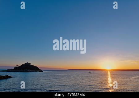 St. Michaels Mount al tramonto in una serata autunnale, Marazion Cornovaglia Inghilterra Regno Unito Foto Stock