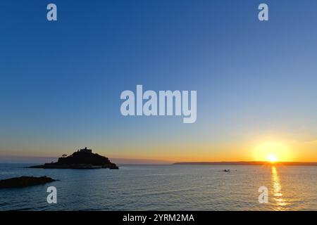 St. Michaels Mount al tramonto in una serata autunnale, Marazion Cornovaglia Inghilterra Regno Unito Foto Stock