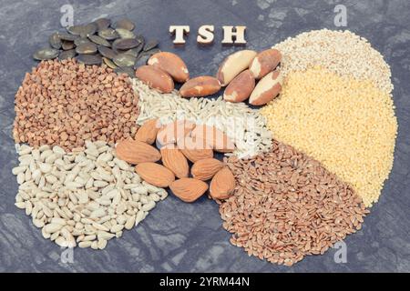 Iscrizione TSH e ingredienti come miglior cibo nutriente per la tiroide sana. Alimentazione naturale contenente vitamine e minerali Foto Stock