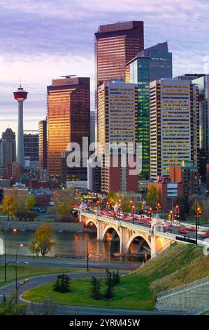 City and Centre Street Bridge all'alba, nel centro di Calgary. Alberta, Canada Foto Stock